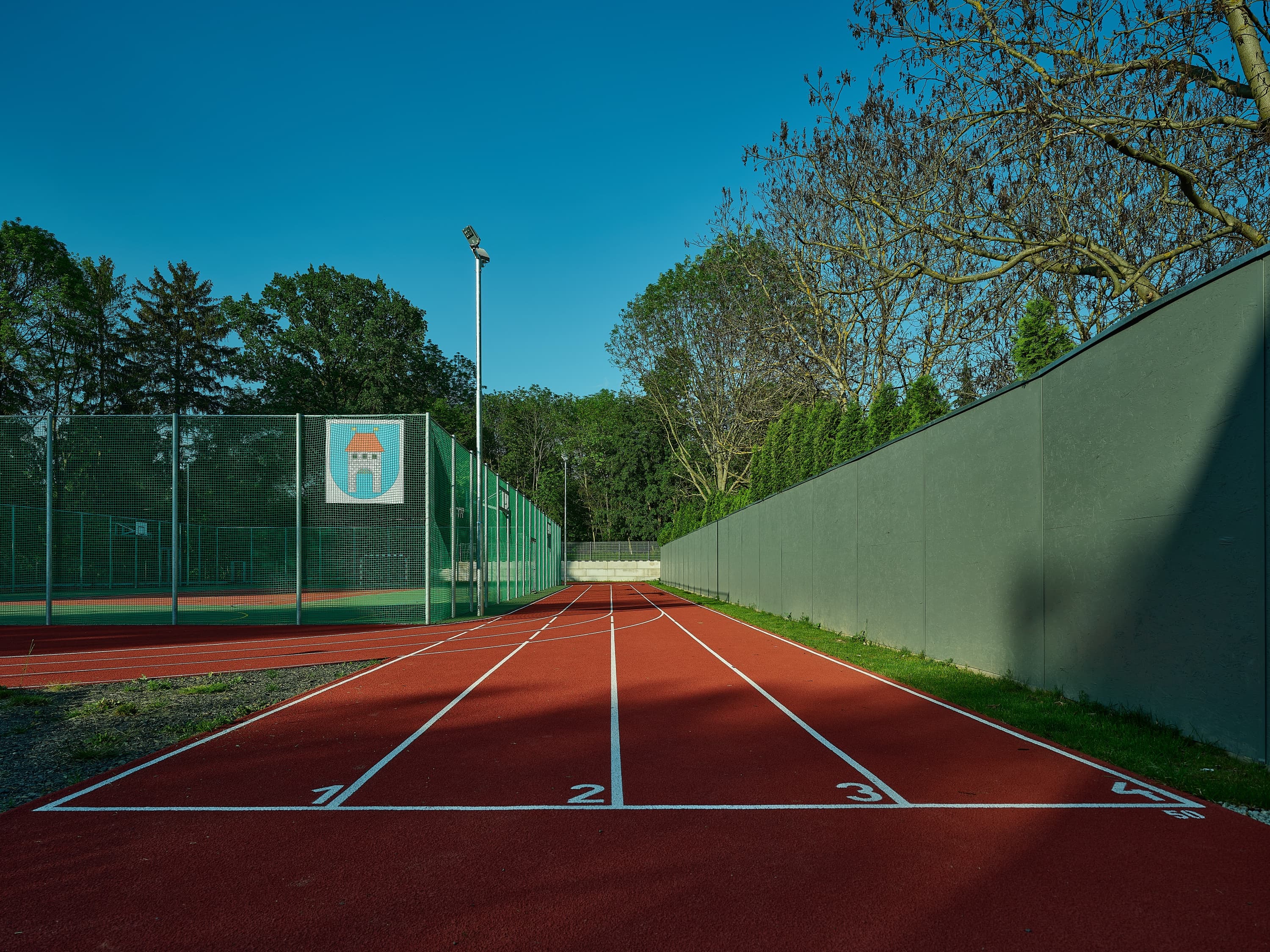 Atletická dráha u sportovního areálu