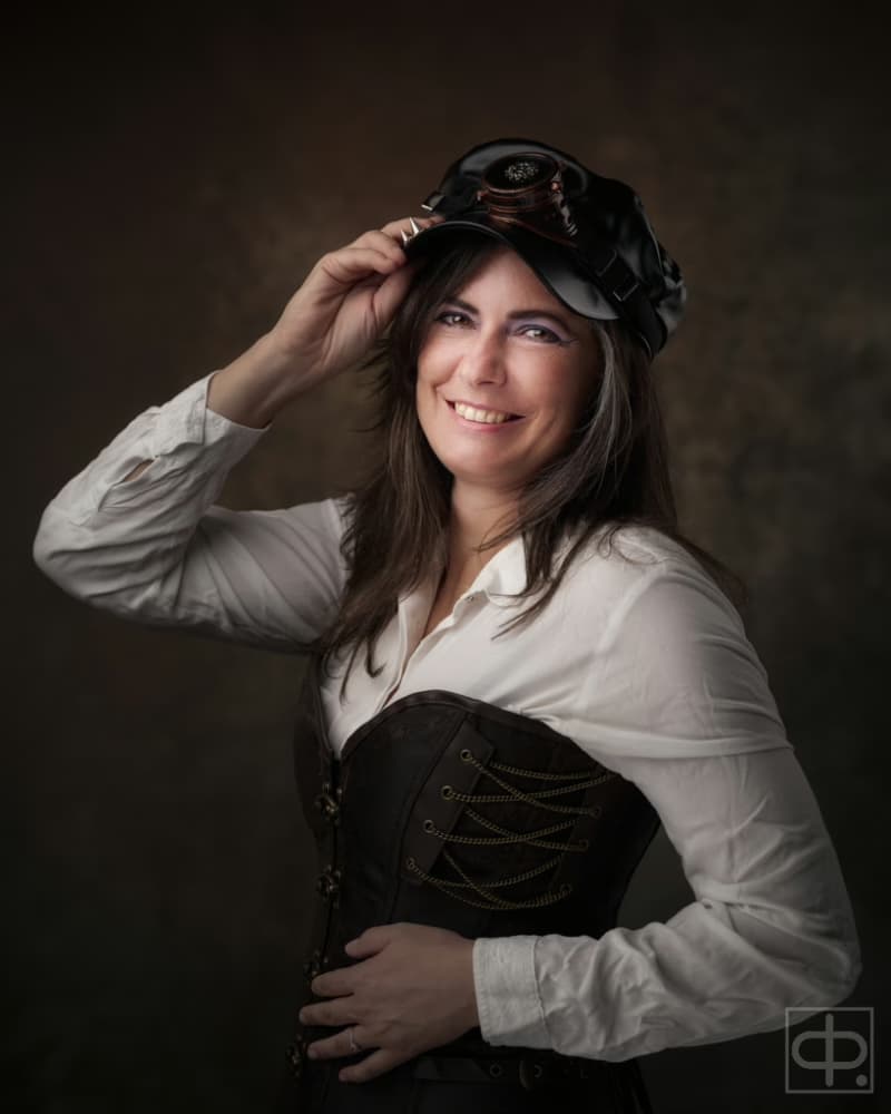 Žena v korzetu s leteckými brýlemi, ateliérový portrét