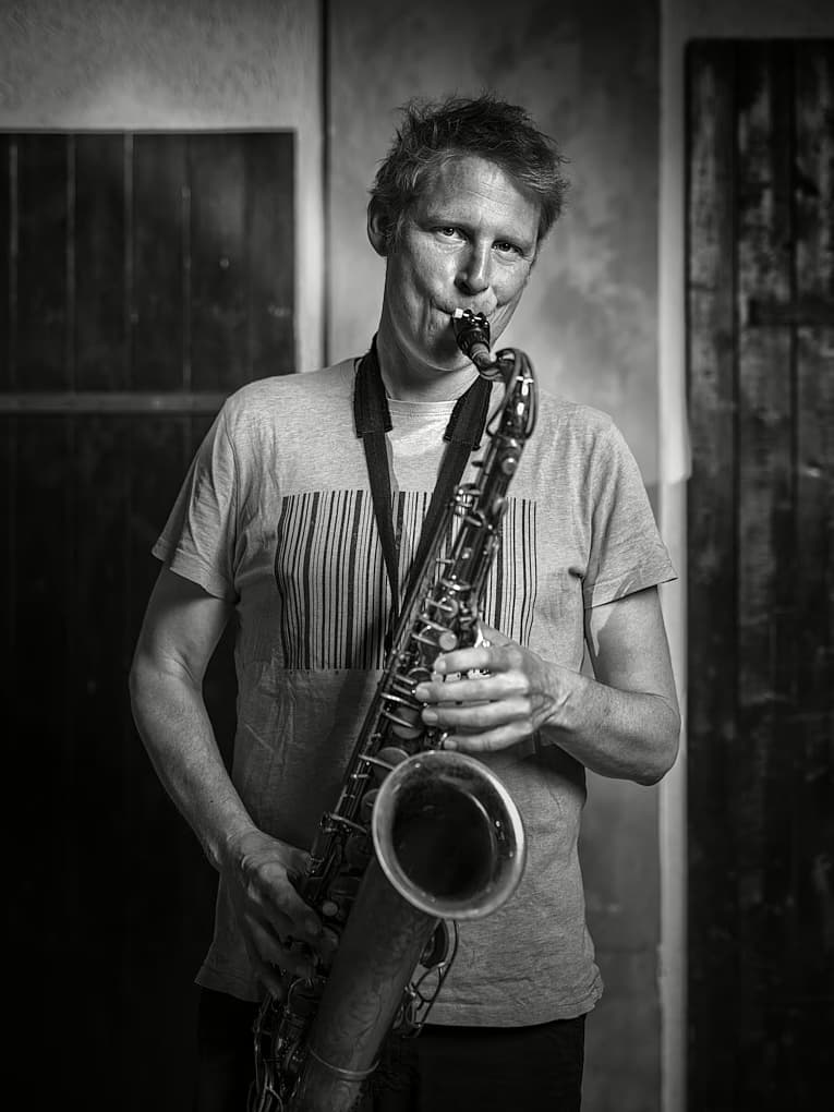 Saxofonista u dřevěných vrat