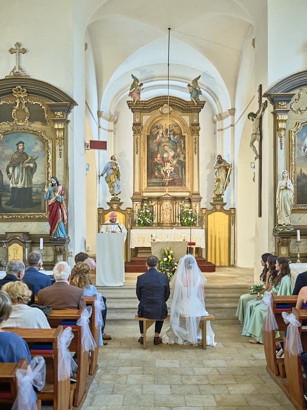 Svatební obřad v barokním kostele