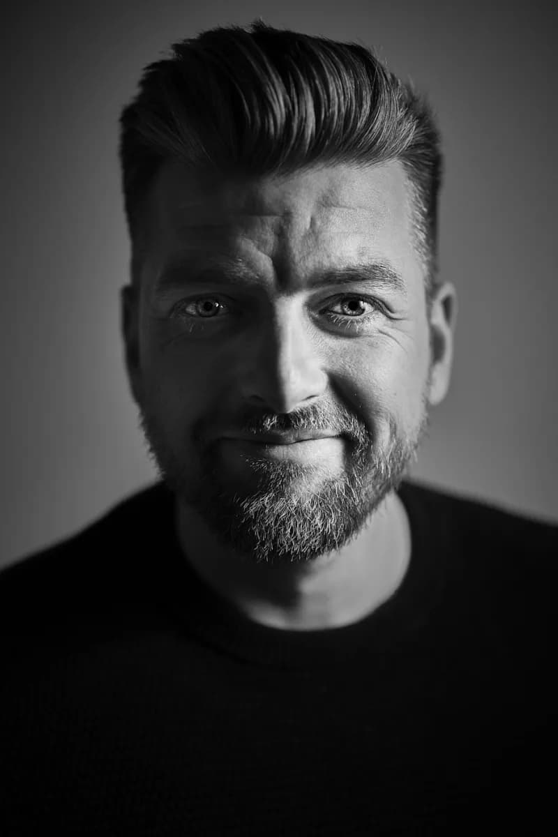 Černobílý business portrét muže s vousy